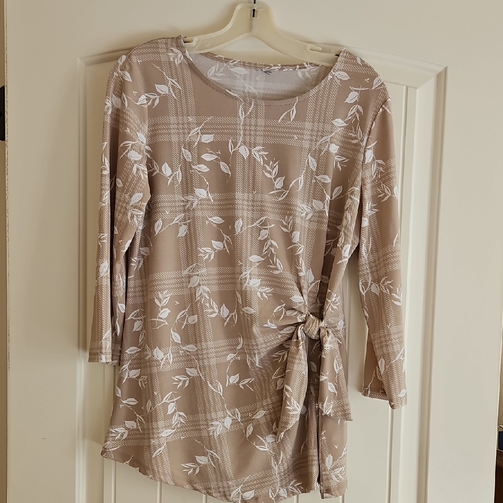 Elle Coastal Grandmother Tan& White Floral Tunic Blouse 3/4 Sleeves Round Neck